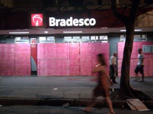 A folia às vezes extrapola