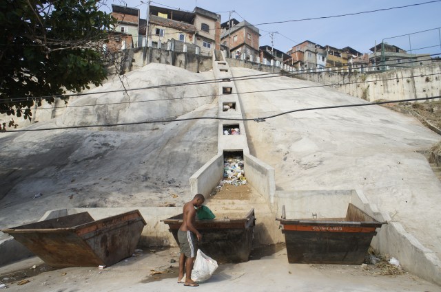 Assim é que se coleta lixo na Favela da Mineira