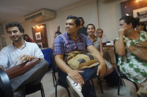 Nova geração de ativistas na reunião de lançamento da Casa Fluminense: à esquerda, Miguel Lago, presidente do Meu Rio