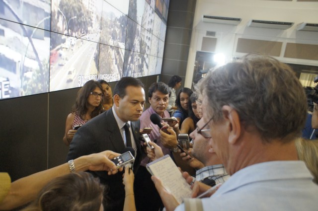 Reporters ask Humberto Freire de Barros about future protests