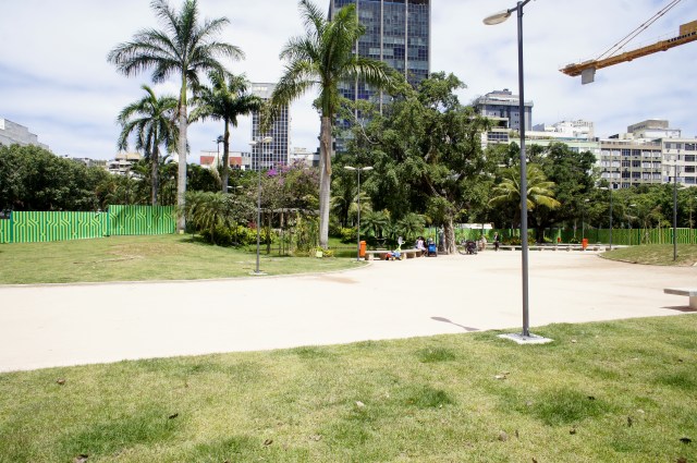 Crianças, pais, babás, idosos, cachorros retornam